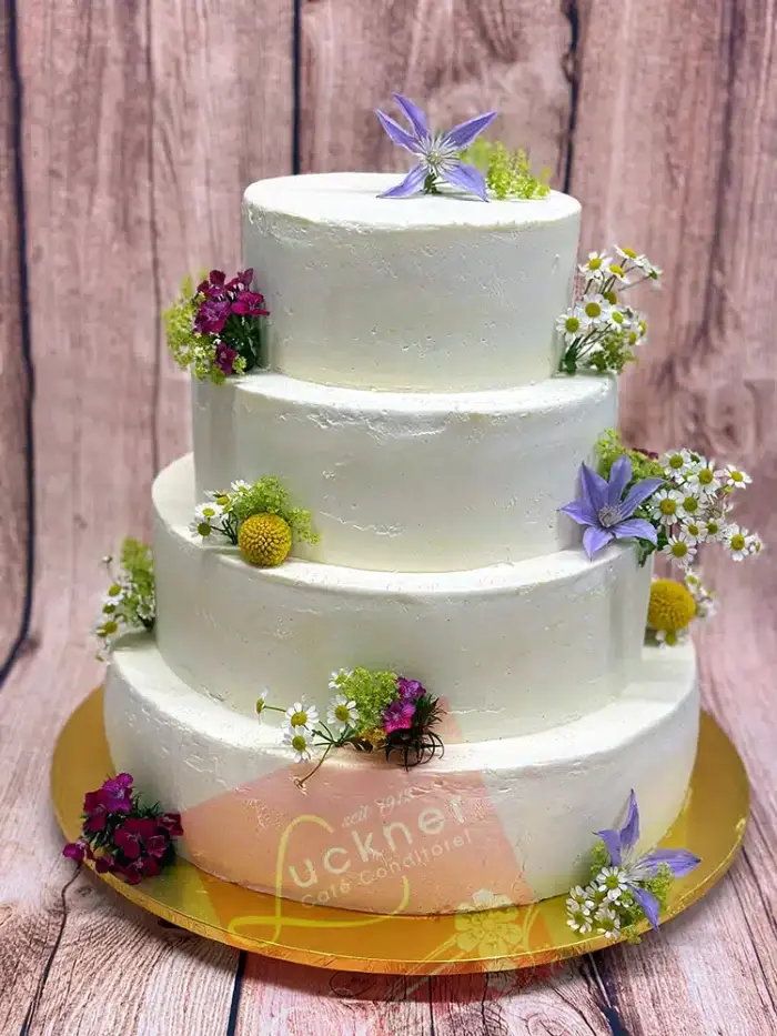 Naked Cake mit Blumen