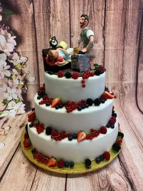 Etagentorte mit Beeren