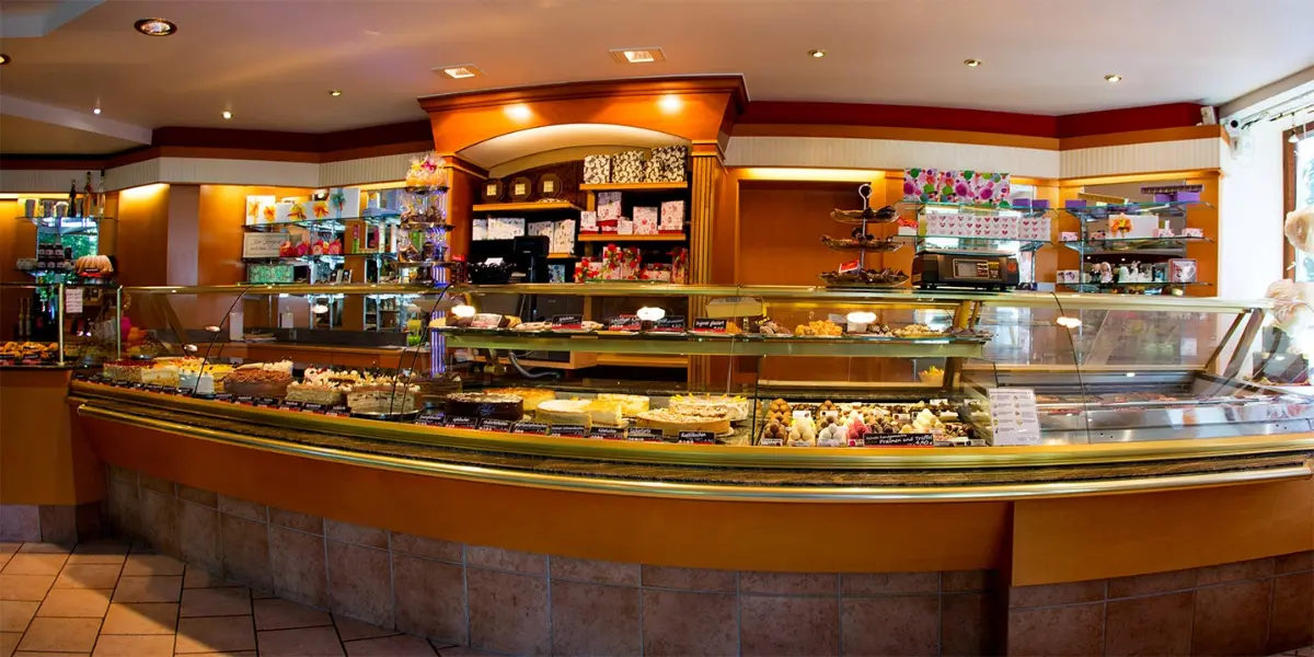 Kuchentheke der Conditorei Luckner