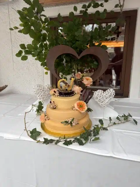 hochzeit-3stock-tatzlwurm-oberaudorf 3-stöckige Hochzeitstorte