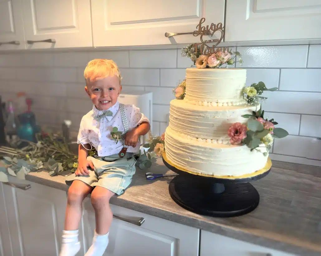 klassische Hochzeitstorte mit Blumen frisch verziert